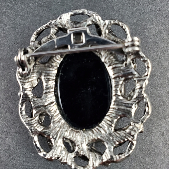 Vintage EUC silver & black cameo brooch - Picture 2 of 5